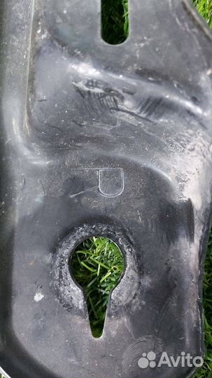 Кронштейн (крепление) правый Ford Explorer 6 U625