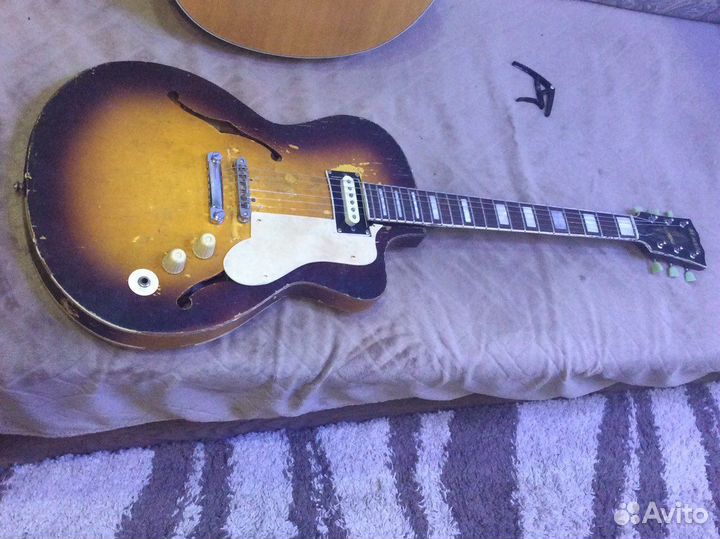 Полуакустическая гитара