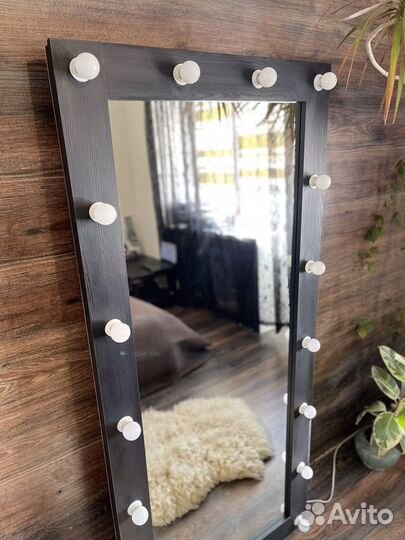 Гримерное зеркало с лампочками