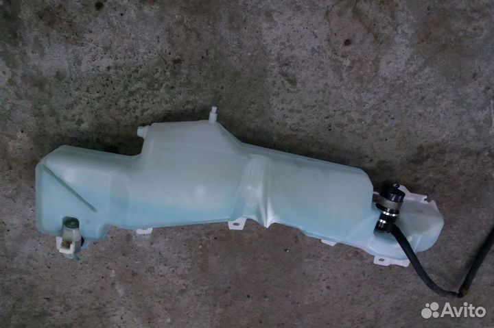 Бачок омывателя Mitsubishi Pajero 4