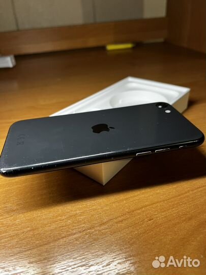 Телефон iPhone se 2020