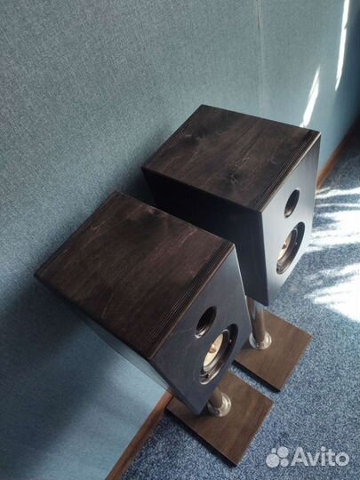 Акустические колонки на широкополосном динамике