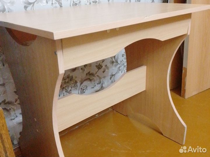 Стол кухонный