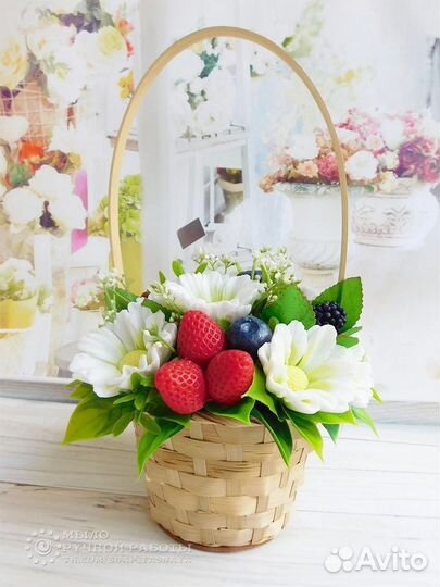 Букет из мыла в корзинке (ромашки и ягодды)