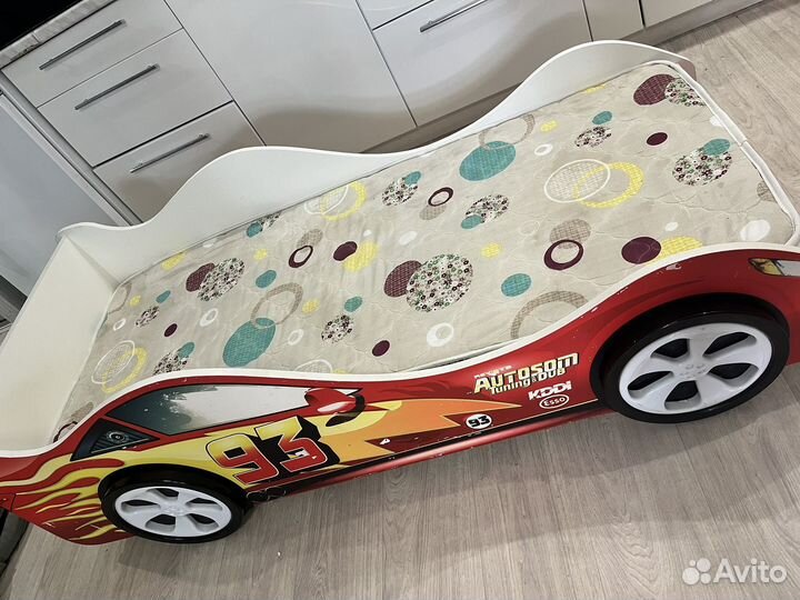 Кровать с матрасом, шторы, люстра для детской