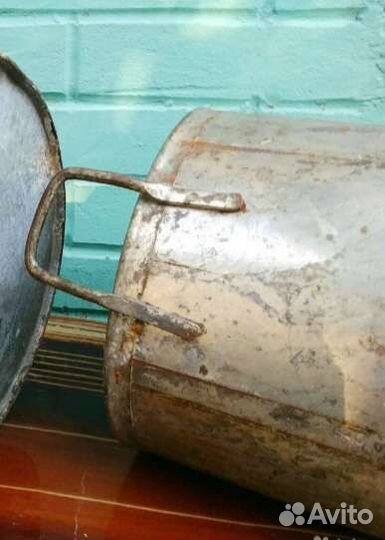 Огромные стальные баки