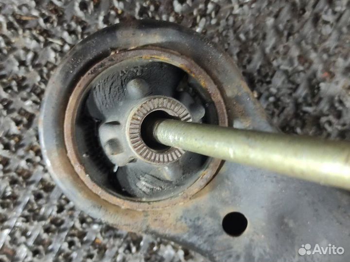 Рычаг подвески передний левый Toyota Alphard ANH15