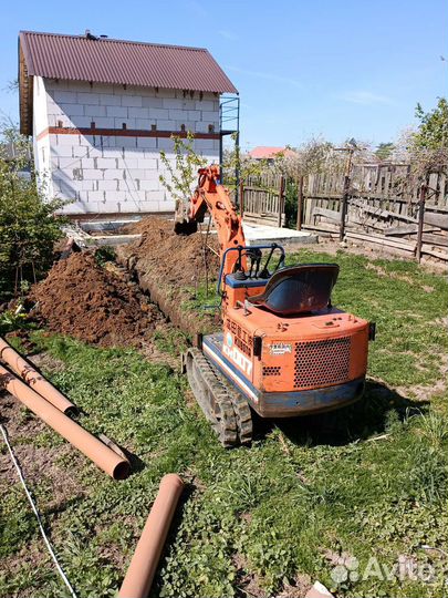 Аренда мини экскаватора копает траншеи