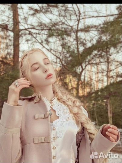 Модель для рекламы одежды, украшений