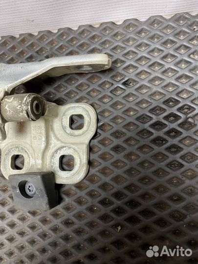 Петля двери передней левой Volvo FH4 82319029