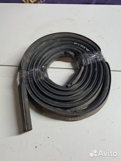 Уплотнительная резинка крышки багажника задняя