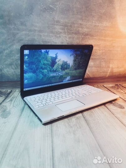Ноутбук Sony Vaio бeлый / Radеоn HD 6650m / 240gb