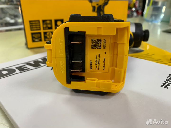Компактный бесщеточный импакт dewalt DCF801N (12в)