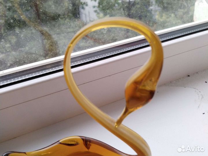 Статуэтка лебедь стекло