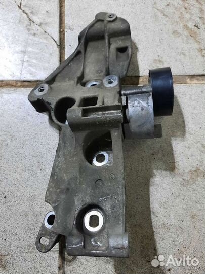 Кронштейн генератора Renault megan scenic 1,5 k9k