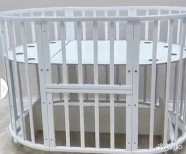 Детская кроватка с маятником белая