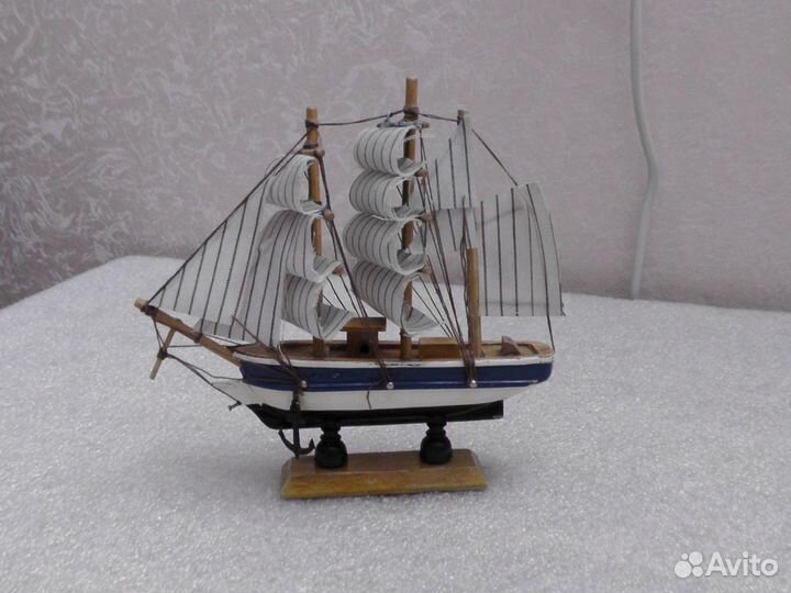 Модель парусника сувенир