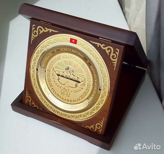 Тарелка Киргизия Герб Кыргызстана бронзовая