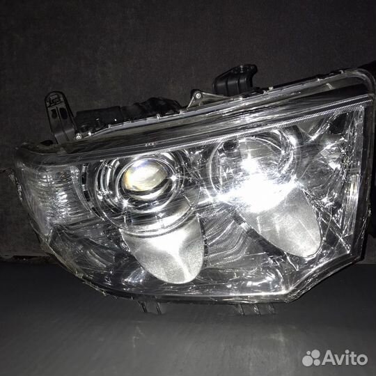 Фары на Mitsubishi Pajero Sport / Mitsubishi L200