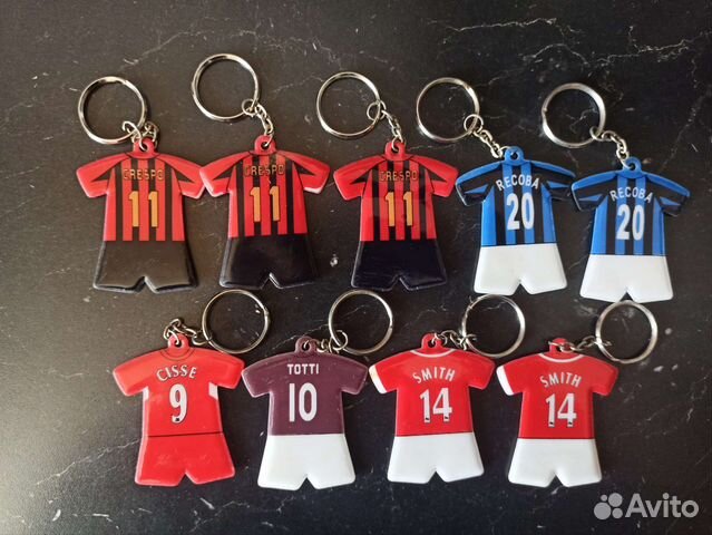 Раритетные футбольные значки и брелки