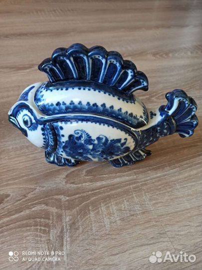 Фарфоровая ваза, шкатулка гжель