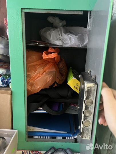 Железный сейф на замке