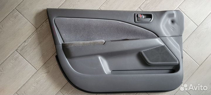 Обшивка двери Toyota Corona Premio левая пер. зад