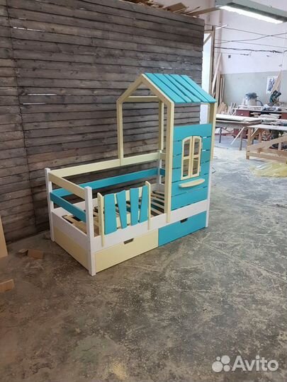 Кровать домик из массива