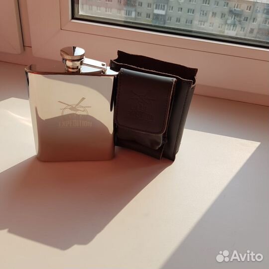 Фляга подарочная в кожаном чехле