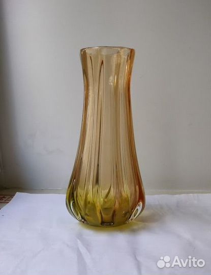 Ваза для цветов винтаж желтое стекло