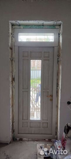 Входные металлические двери со стеклом и ковкой