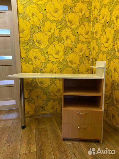 Маникюрный стол