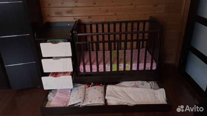Детская кроватка с маятником и ящиком