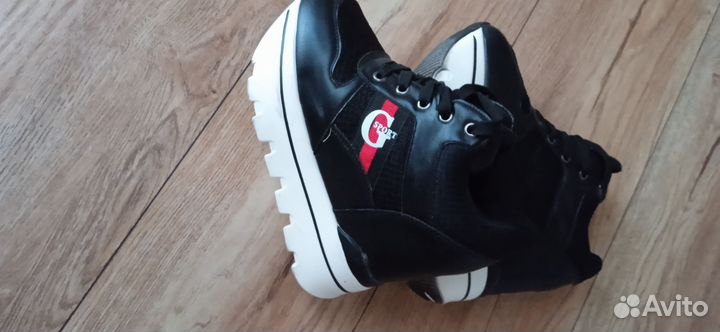 Кроссовки женские 38 размер бу