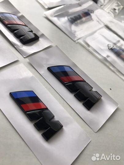 М-ки значок на крыло BMW. Черный глянец