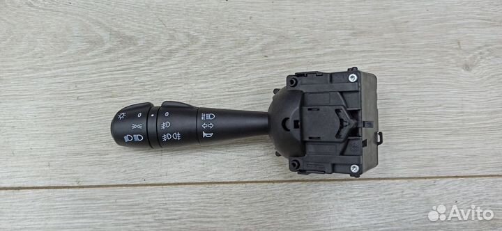 Подрулевой переключатель Renault sandero Лев