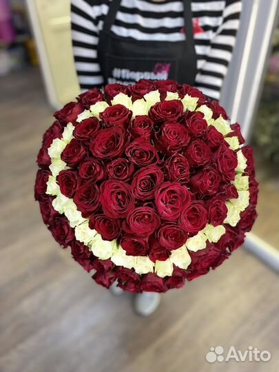 Букет 101 роза в оформлении