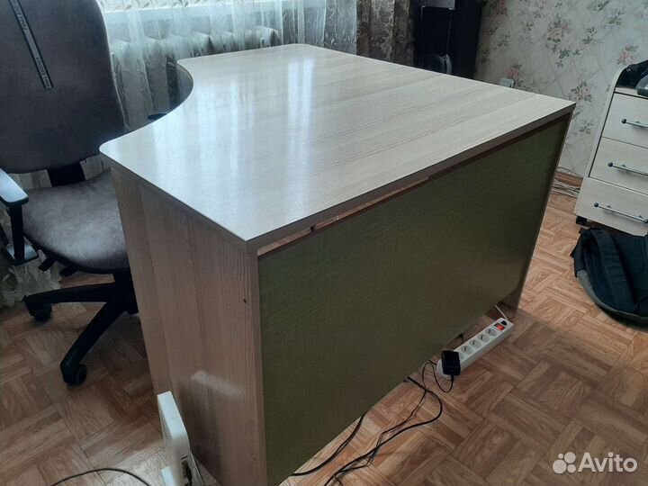 Угловой письменный стол