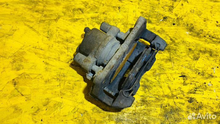 Суппорт тормозной передний правый Toyota Yaris