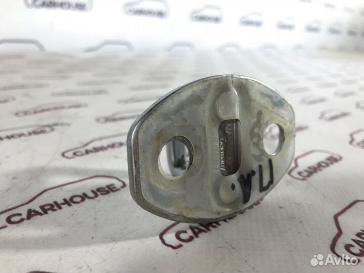 Ответная часть замка двери передняя левая