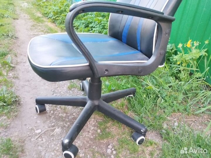 Компьютерное кресло (игровое) нет подлокотника