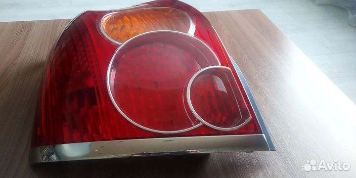 Фонарь задний левый Тойота avensis