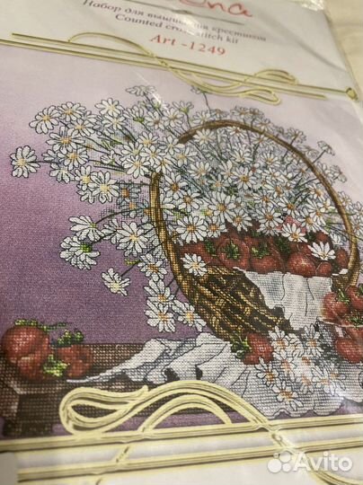 Набор для вышивания крестом Клубника с ромашками