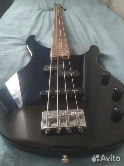 Бас гитара Yamaha