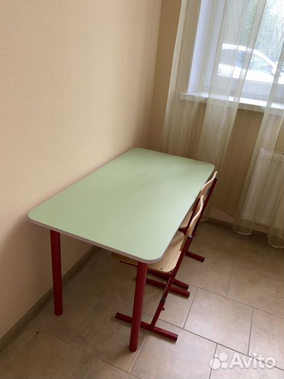 Школьная парта и стул
