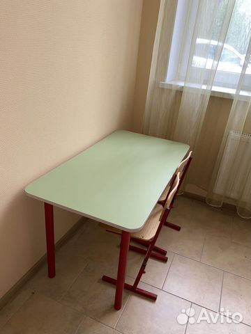 Школьная парта и стул