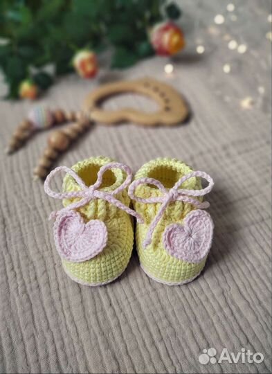 Вязаные игрушки, зайка, погремушка и пинетки