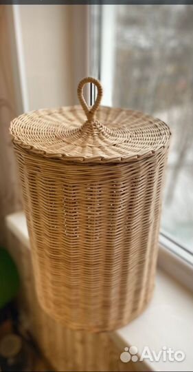 Плетеная корзина для белья с крышкой