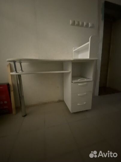 Маникюрный стол бу