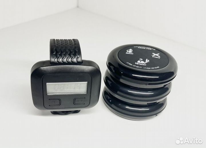 Часы и кнопки вызова официанта в ассортименте